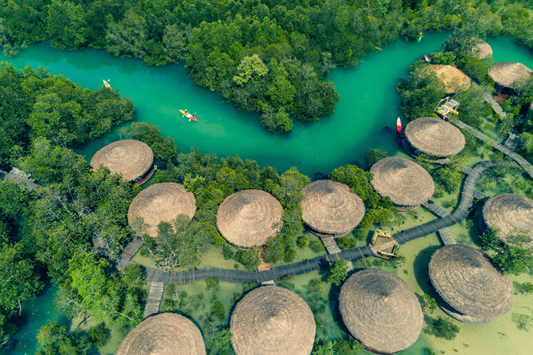 รวม 8 สถานที่ยอดฮิต ถ่ายรูป เกาะพยาม (จังหวัดระนอง) ชมธรรมชาติ สัมผัสวัฒนธรรมโบราณ