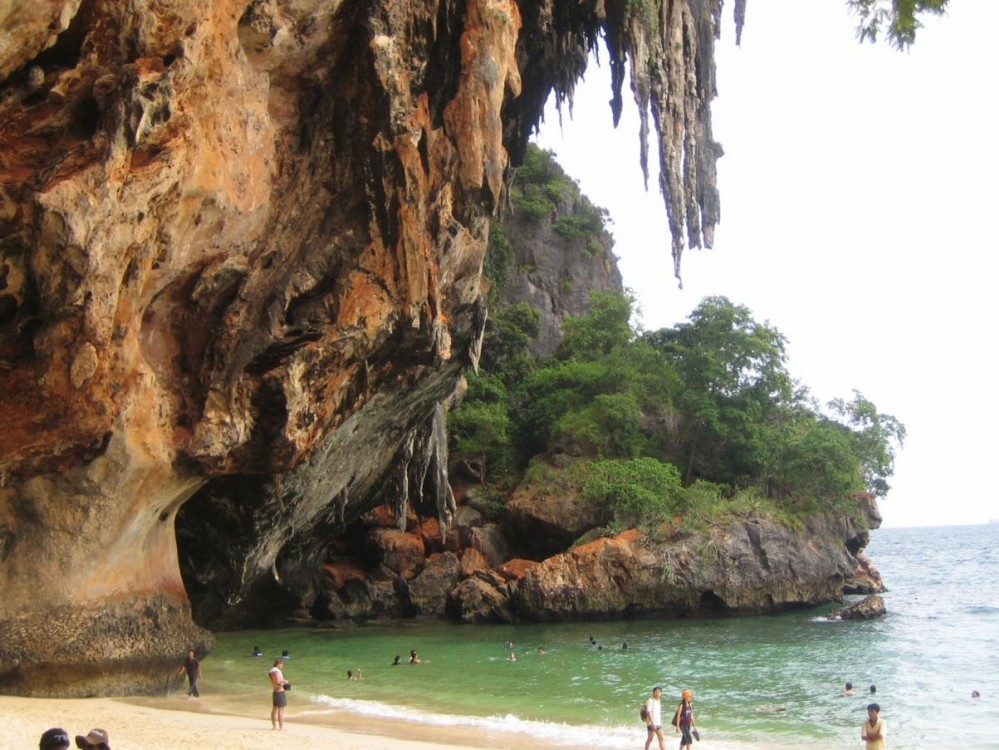 แจกพิกัด 9 โลเด็ด ถ่ายรูปปังในเ หาดถ้ำพระนาง (จังหวัดกระบี่) 2567 ชมธรรมชาติ สัมผัสวัฒนธรรมโบราณ