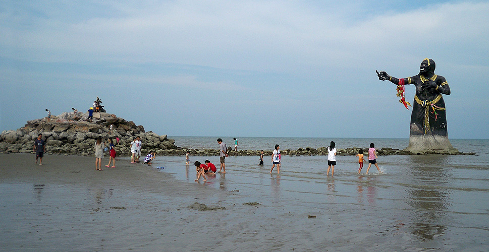 รวม 6 สถานที่ยอดฮิต ถ่ายรูป หาดปึกเตียน (จังหวัดประจวบคีรีขันธ์) 2567 พาไปเที่ยวแบบครบทุกจุดเช็กอิน